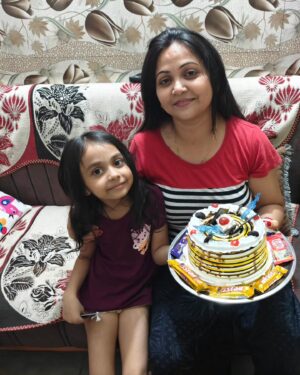 Khushboo Kamal Instagram - Happy birthday @babylakshitta28 @kamal.soniya 🎂🥳🎉 🍰 Laughter Laughter and lots of Laughter with Family 🤣❤️🧿

P.S.--They share birthday together but they are not twins🤦 
But their birthday on 30th October is a big coincidence🥰