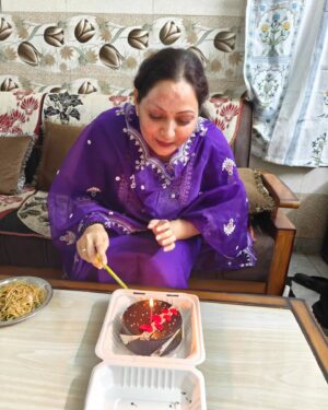 Khushboo Kamal Instagram - Happy birthday @babylakshitta28 @kamal.soniya 🎂🥳🎉 🍰 Laughter Laughter and lots of Laughter with Family 🤣❤️🧿

P.S.--They share birthday together but they are not twins🤦 
But their birthday on 30th October is a big coincidence🥰