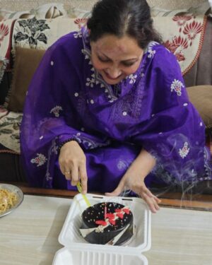 Khushboo Kamal Instagram - Happy birthday @babylakshitta28 @kamal.soniya 🎂🥳🎉 🍰 Laughter Laughter and lots of Laughter with Family 🤣❤️🧿

P.S.--They share birthday together but they are not twins🤦 
But their birthday on 30th October is a big coincidence🥰