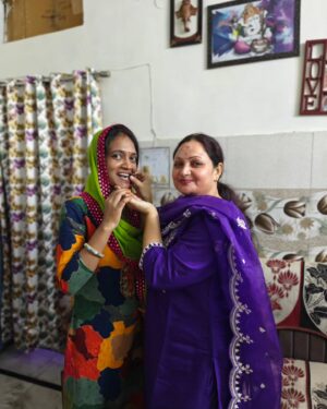 Khushboo Kamal Instagram - Happy birthday @babylakshitta28 @kamal.soniya 🎂🥳🎉 🍰 Laughter Laughter and lots of Laughter with Family 🤣❤️🧿

P.S.--They share birthday together but they are not twins🤦 
But their birthday on 30th October is a big coincidence🥰