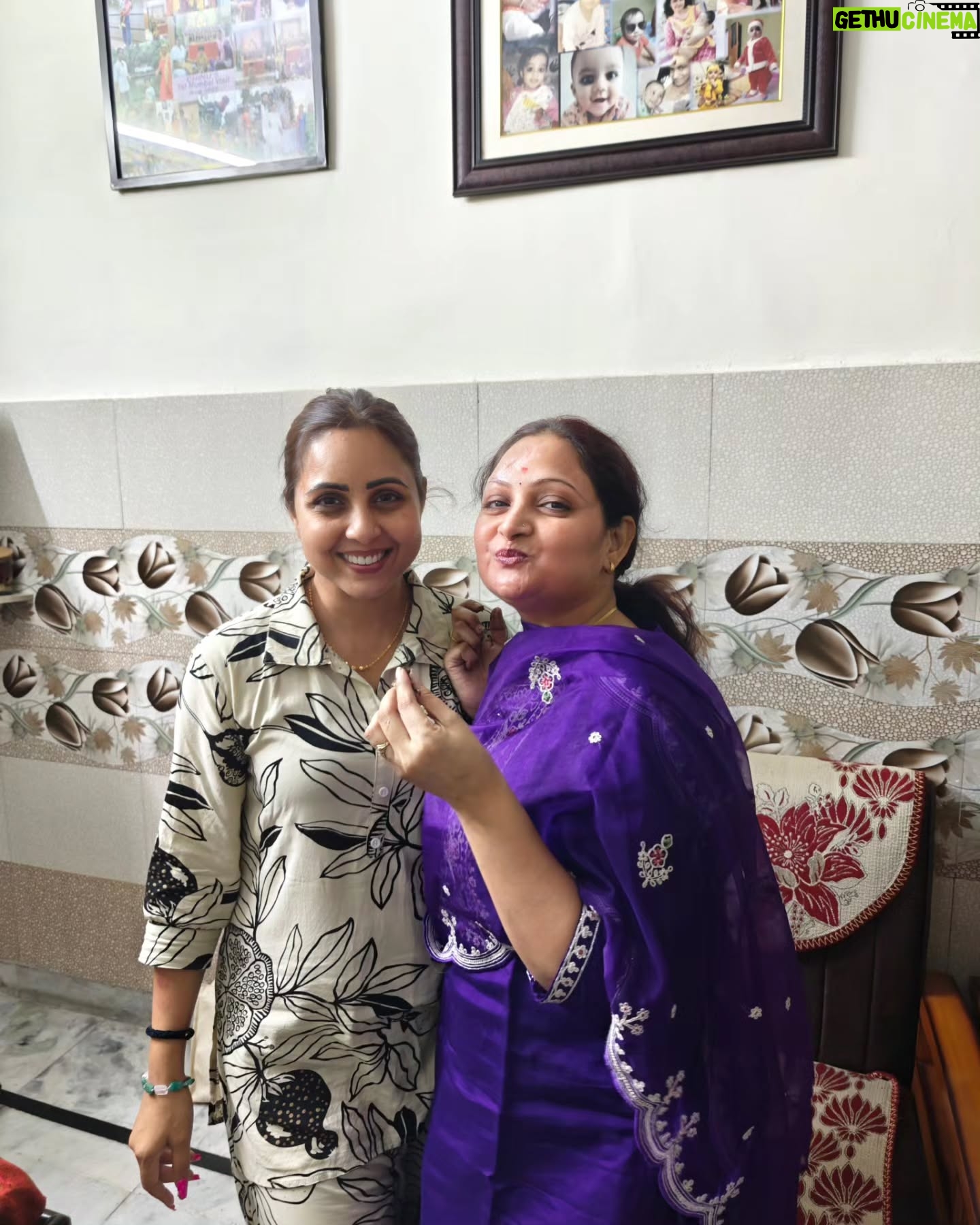 Khushboo Kamal - 10.6K Likes - Happy birthday @babylakshitta28 @kamal.soniya 🎂🥳🎉 🍰 Laughter Laughter and lots of Laughter with Family 🤣❤️🧿
P.S.--They share birthday together but they are not twins🤦
But their birthday on 30th October is a big coincidence🥰