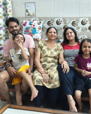 Khushboo Kamal Instagram - Happy birthday @babylakshitta28 @kamal.soniya 🎂🥳🎉 🍰 Laughter Laughter and lots of Laughter with Family 🤣❤️🧿

P.S.--They share birthday together but they are not twins🤦 
But their birthday on 30th October is a big coincidence🥰