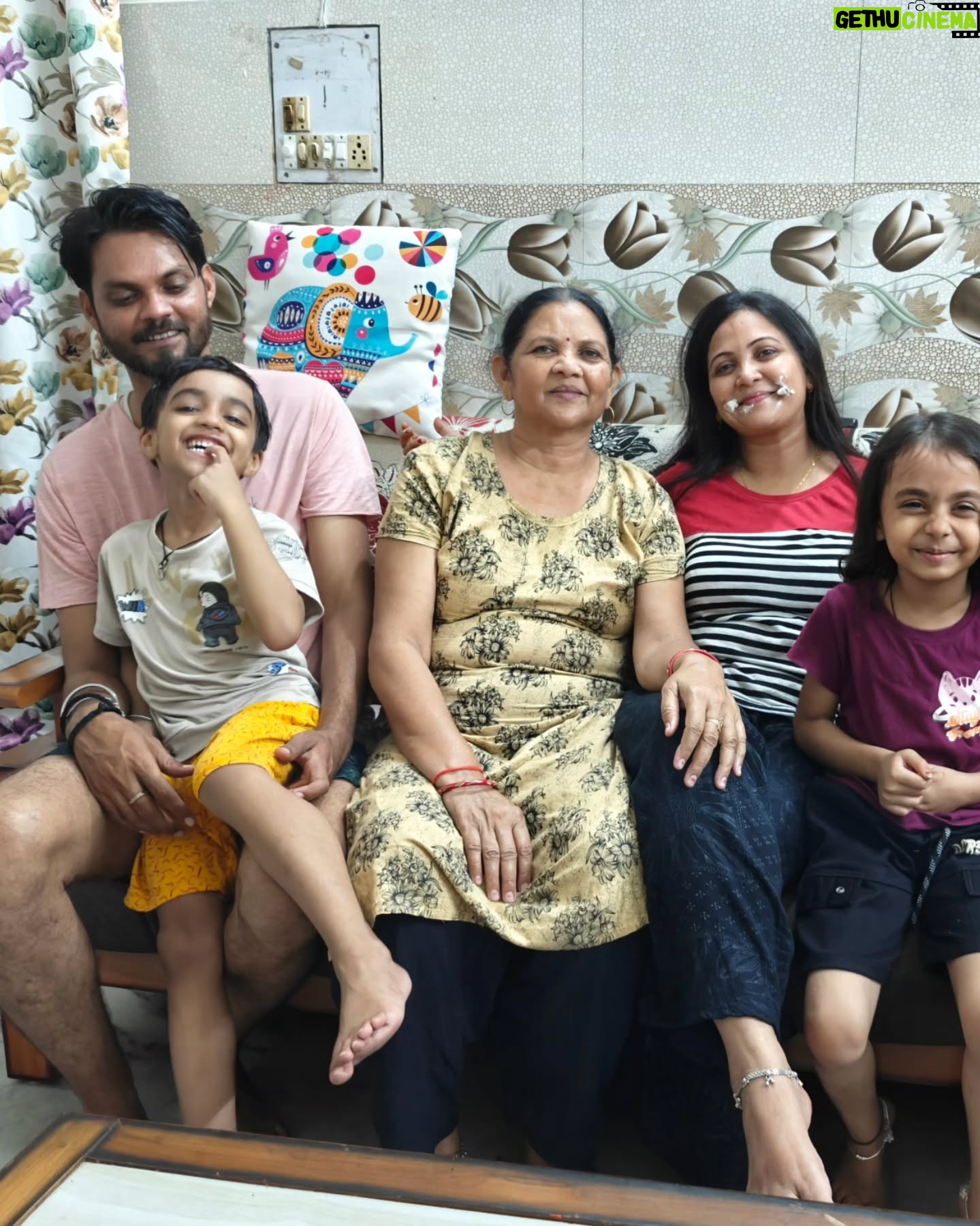 Khushboo Kamal - 10.6K Likes - Happy birthday @babylakshitta28 @kamal.soniya 🎂🥳🎉 🍰 Laughter Laughter and lots of Laughter with Family 🤣❤️🧿
P.S.--They share birthday together but they are not twins🤦
But their birthday on 30th October is a big coincidence🥰