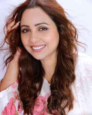 Khushboo Kamal Instagram - 🤍😊

Makeup—@self
Hair-@harshaandrakesh
Costume— @naazbynoor 
Photographer— @infocusthestudio 

#instapost #instadaily #viralpost #pic #picofday #photoshoot