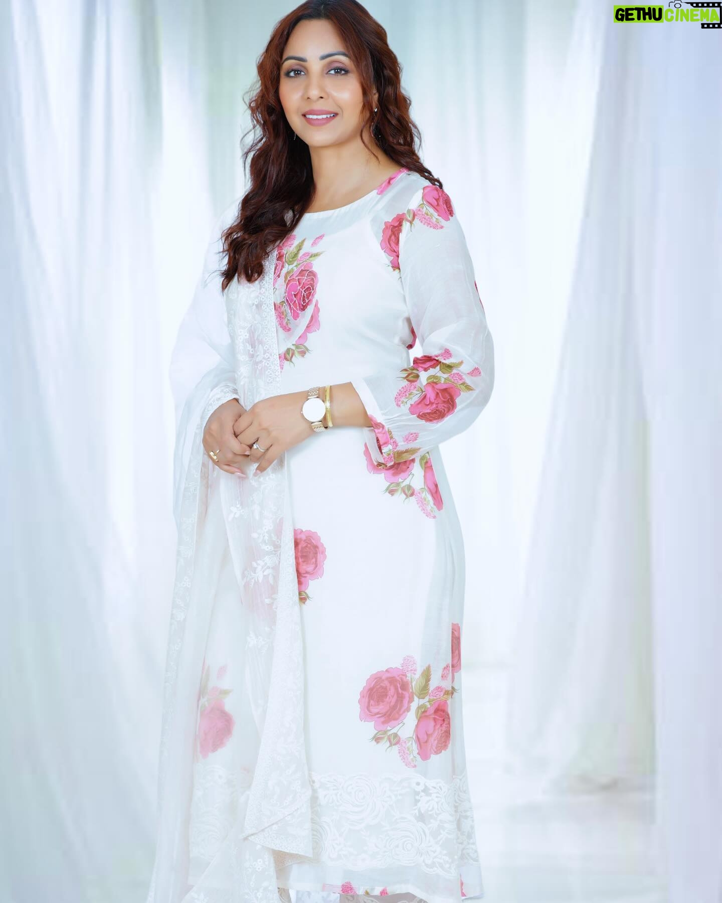 Khushboo Kamal - 12.6K Likes - 🤍😊
Makeup—@self
Hair-@harshaandrakesh
Costume— @naazbynoor
Photographer— @infocusthestudio
#instapost #instadaily #viralpost #pic #picofday #photoshoot