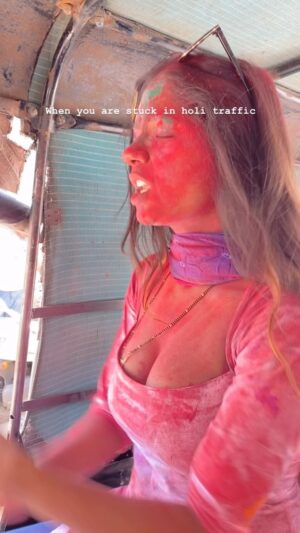 Khyati Shree Instagram - Making traffic jams fun #holioutfit