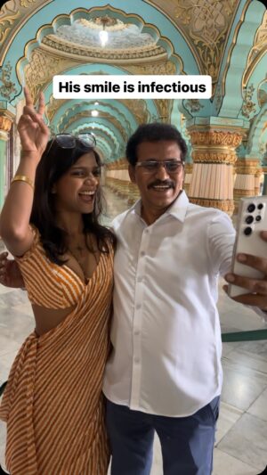 Khyati Shree Instagram - Met this uncle who said he loves the way I deliver information through reels and he never misses them. I loved his never ending smile and energy, what a high spirited man. Blessed to have fans across all age groups 🙏🏽