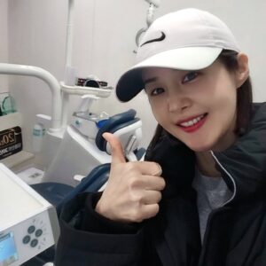 Kim Ga-yeon Instagram - .
.
탕후루  먹다가 깨진 앞니.
진찰해보니 앞니 크라운이 근30년 써서인지..금이 많이 갔대서
4개 전부 교체하자 했는데..
결국 옆에 옆에 그 옆에.그옆에
총 8개의 치아 치료.
장장 3개월 걸린듯...
ㅜㅜ
넘나 힘들었지만..
진짜 이쁜 치아 만들어주셔서 감사해유 선상님!
이제 호호할매 될때까지 잘쓸께요.

#레옹치과
#우리할아부지네치과
#김영삼할아버지
#박영민원장님짱!
#강남역치과
#치과빠빠이