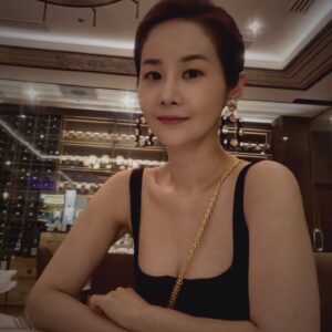 Kim Ga-yeon Instagram - .
.
립아이 900그램은 다 못먹겠다.
인간적으로 3mm피클슬라이스 10조각에
200페소는 넘 심하지않니?
#분위기만좋았다
#울프강마닐라
#으르렁
#씨푸드플래터만시켜도될듯
#데이트한걸로만족한다
#아오