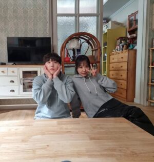 Kim Ji-soo Instagram - 가족X멜로 촬영장 🎥🎬 💕 

⭐️귀여움 한도초과 미래, 현재! 

#가족x멜로 #romanceinthehouse #jtbcdrama
