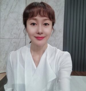 Kim Ji-soo Instagram - 가족X멜로 촬영장 🎥🎬 💕 

⭐️귀여움 한도초과 미래, 현재! 

#가족x멜로 #romanceinthehouse #jtbcdrama