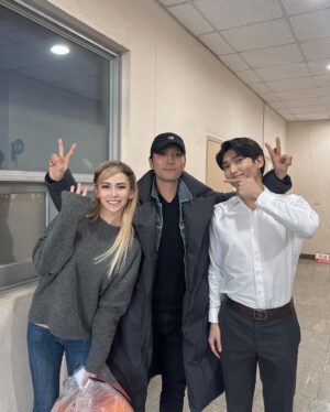 Kim Ji-woo Instagram - .
.
두손 가득 간식들고 신발공장에 놀러와준 노윤노윤 뀨우웅💜
.
.