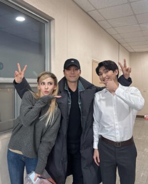Kim Ji-woo Instagram - .
.
두손 가득 간식들고 신발공장에 놀러와준 노윤노윤 뀨우웅💜
.
.