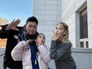 Kim Ji-woo Instagram - .
.
집 근처에서 하는 공연이라
팀킴 출동💜💜
.
.