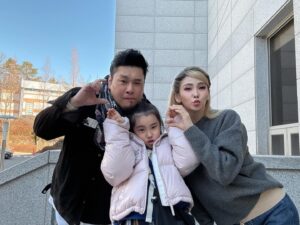 Kim Ji-woo Instagram - .
.
집 근처에서 하는 공연이라
팀킴 출동💜💜
.
.