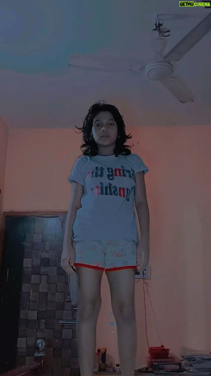 Kim Si-a - 20 Likes - Calling all the pretty girls 🖤
