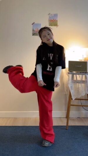 Kim Yu-ha Instagram - 잼민쓰 빨강머리 못하니깐 빨간 바지‼️
벼락치기로 커버 따다가 힘 다 써서..힘 빠짐ㅠㅠㅜㅠ
질겅 질ㄱㅓㅇ🫠
#GGUM#연준#투모로우바이투게더#dancecover