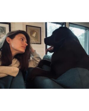 Krista Kosonen Instagram - Taking it easy with Tyyne 🤎

#välipäivät 
#labradorinnoutaja #labradorretriever