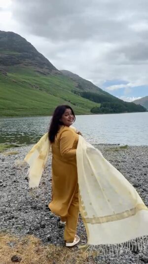 Kshitee Jog Instagram - माझ्या मनाच्या अत्यंत जवळचं पात्र ... मिता...

झिम्मा च्या पहिल्या भागात तुम्ही तिच्यावर भरभरून प्रेम केलंत...
आता झिम्मा २ मधल्या मिता वर सुद्धा तुम्ही खूप खूप प्रेम करताय...

माझी मिता तुम्ही मायेने आपली केलीत त्या बद्दल तुमचे आभार!

झिम्मा २ हाऊस्सफुल गर्दीत सर्वत्र सुरू आहे, खूप खूप धन्यवाद! 
Video credit @sidchandekar 

#Jhimma2 #runningsuccessfully #superhit