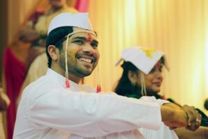 Kshitee Jog Instagram - ११ वर्षांपुर्वी जगातली सगळ्यात भारी गोष्ट घडली! 
या येड्या पाटलाला त्याची शहाणी पाटलीण मिळाली! 

तुला तर माहितीच आहे @kshiteejog आपलं लय खुळ्यागत प्रेम आहे… ❤️🤗

गाणं पण तेच आहे… 
(या गाण्यावर पटली राव! 🤣) 

#happyanniversary