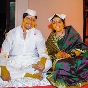 Kshitee Jog Instagram - १२ वर्षांपूर्वी आमची Yellow Yellow हळद अशी पार पडली होती! 

तुमच्या पण हळदीचे असे क्षण शेअर करा… होऊन जाऊदे यल्लो यल्लो! 

#हळद #हळदीचाकार्यक्रम 
#yellowyellow #fd