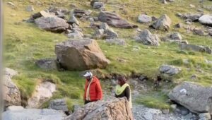 Kshitee Jog Instagram - हे असंच एकमेकांना साथ देत, खाच खळग्यातुन वाट काढत… 
कधी अडखळत तर कधी हसत खेळत… झिम्मा २ चा संपुर्ण प्रवास झाला!
पण या प्रवासाची प्रचंड मजा घेत आम्ही आपला झिम्मा २ पुर्ण केला… 
माझ्या संपुर्ण टिम ची साथ नसती तर हे शक्य झालं नसतं,
झिम्मा २ शी जोडल्या गेलेल्या सगळ्यांचे आम्ही मनापासून आभार मानतो! 

हा सिनेमा आमचा राहिला नाही, तो तुमचा झालाय… 
ती सगळी पात्र, त्यांचं सारंकाही तुमचं झालंय… 
मागच्या खेपेला तुम्ही त्याचा सोहळा केलात…
आम्हाला खात्री आहे, यावेळी देखील तुम्ही तितकंच प्रेम कराल!

आमचं म्हणजे चलचित्र मंडळीचं हे तिसरं अपत्य… आमच्या काळजाचा तुकडा अतिशय प्रेमाने बहाल करतोय, आजपासून जवळच्या चित्रपटगृहात! 

Video credit - @iamrinkurajguru ❤️

#Jhimma2 #incinemas