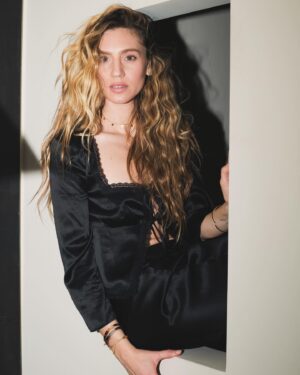 Lara Pictet Instagram - 𝙻 𝙸 𝙾 𝙽 𝙽 𝙴 𝚂 𝚂 🦁 • Shoot with @filisa.alma •