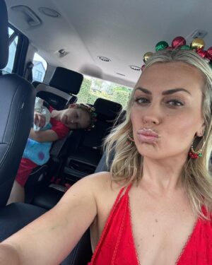 Laura McGoldrick Instagram - Merry Christmas from us to you!! @lauramcgoldrick13 ❤️🩷💙 #Xmas2024