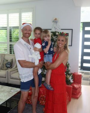 Laura McGoldrick Instagram - Merry Christmas from us to you!! @lauramcgoldrick13 ❤️🩷💙 #Xmas2024