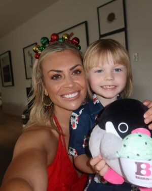 Laura McGoldrick Instagram - Merry Christmas from us to you!! @lauramcgoldrick13 ❤️🩷💙 #Xmas2024