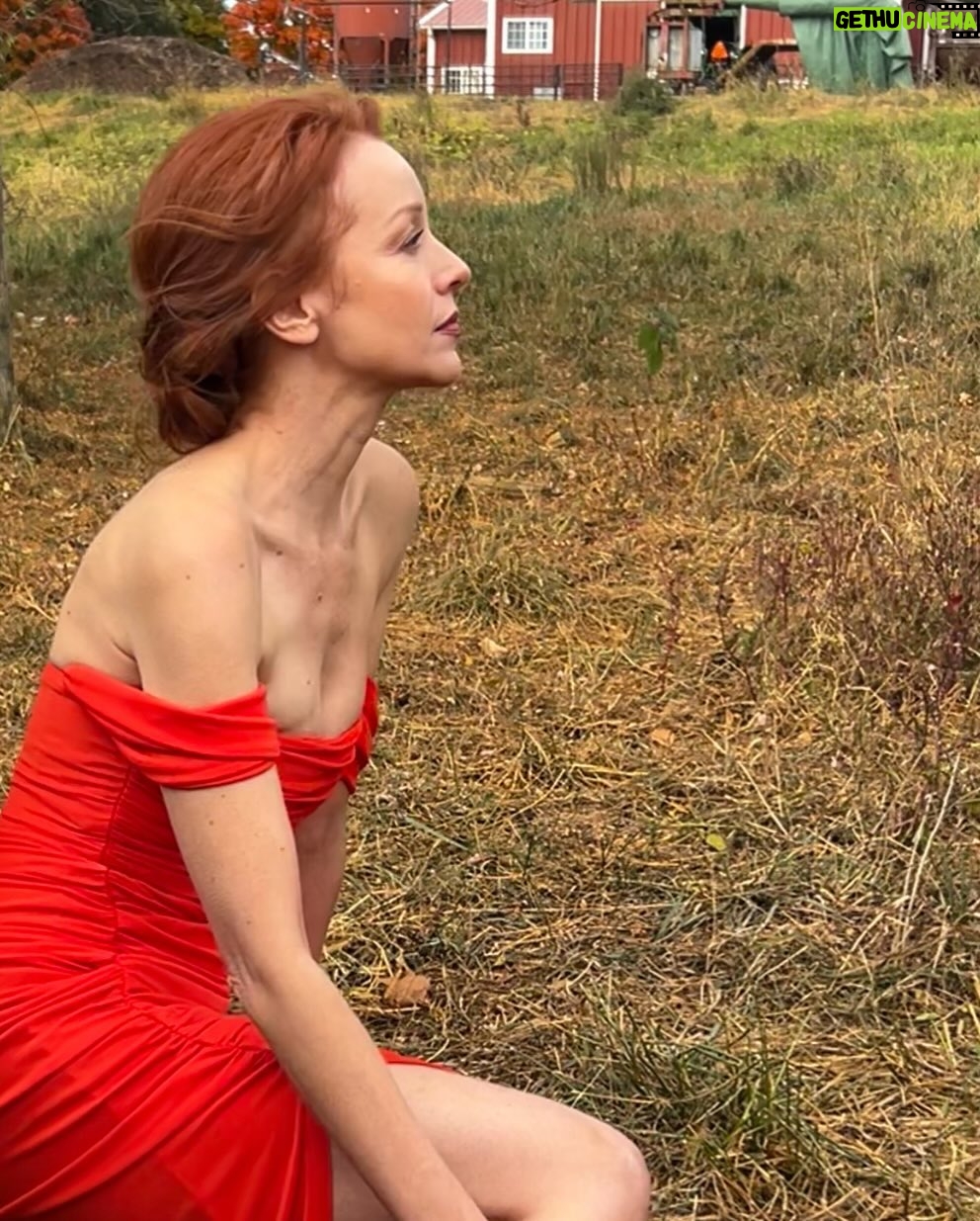 Lindy Booth - 6.9K Likes - a couple of BTS shots of our @hallmark @hallmarkplus photo shoot. thank you @vanityfair and @bluehillfarm for sharing the Christmas magic! 🎄✨⭐️🎄 (and @anniehowellpr and team for organizing!)
