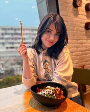 Lola Instagram - Hogy álltok a karácsonyi előkészületekkel? ☺️ Őrület a város, mindenki megvadulva rohan, de én még kitartok! ☺️ Nem szeretnék az ünnepekre házisárkánnyá változni 😀🌲✨