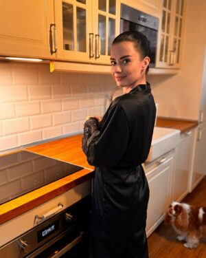 Lola Instagram - Az utóbbi idők egyik legjobb ötlete az volt tőlünk, hogy eljöttünk Visegrádra, elbújtunk a @hotelhonti egyik apartmanjában és éppen retró melegszendvicset sütünk. ✨#hotelhonti #hontiapartmanok #ajánlás