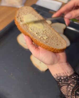 Lola Instagram - Az utóbbi idők egyik legjobb ötlete az volt tőlünk, hogy eljöttünk Visegrádra, elbújtunk a @hotelhonti egyik apartmanjában és éppen retró melegszendvicset sütünk. ✨#hotelhonti #hontiapartmanok #ajánlás