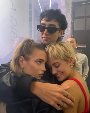 Lola Antolinos Instagram - MAKE A DIFFERENCE 
@jeanlouisdavidfr 

1-4. Ce combo coupe   robe : truly make a difference 
5. Backstage 
6. @aime.simone en train de tuer ça 
7. Câlin de famille 
8. J’ai tchiné avec un gant (???)
9. toujours avoir un @heroeshair pour faire danser le rock à tes cheveux 
10. le retour de votre duo préféré @lythancottaz 
11. une scène libre   @emma____b____ aux platines = 💁‍♀️
12. une meringue 

Merci JLD family pour cette soirée iconic❤️‍🔥