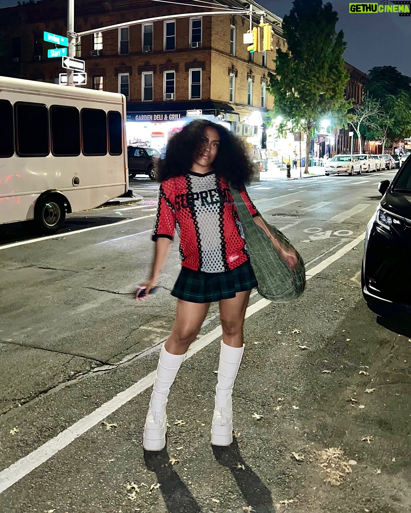MALAYA - 2.5K Likes - IM OUTTA TOWN I DO NOT KNOW WHEN ILL BE BACK 🙄 n I’ll DIE in these boots too
