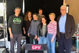 Maite Alberdi Instagram - Llegó a Netflix! 🕵️‍♂️🌎 Ya pueden ver todos los capítulos de “Un hombre infiltrado”, la nueva serie basada en nuestro documental El Agente Topo. Michael Schur, el creador de “The Good Place”, hizo una version que nos fascina, y nos llena de orgullo. 

La revista Variety dice: “Con ocho episodios de 30 minutos, “A Man on the Inside” es la televisión perfecta. Con sus trajes planchados, pañuelos de bolsillo y constantes tonterías sobre la arquitectura del Área de la Bahía de San Francisco, Danson es totalmente entrañable como Charles.”