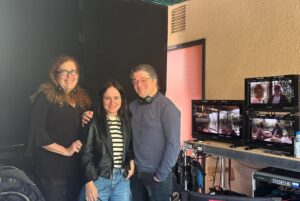 Maite Alberdi Instagram - Llegó a Netflix! 🕵️‍♂️🌎 Ya pueden ver todos los capítulos de “Un hombre infiltrado”, la nueva serie basada en nuestro documental El Agente Topo. Michael Schur, el creador de “The Good Place”, hizo una version que nos fascina, y nos llena de orgullo. 

La revista Variety dice: “Con ocho episodios de 30 minutos, “A Man on the Inside” es la televisión perfecta. Con sus trajes planchados, pañuelos de bolsillo y constantes tonterías sobre la arquitectura del Área de la Bahía de San Francisco, Danson es totalmente entrañable como Charles.”