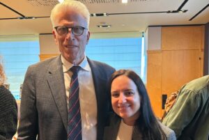 Maite Alberdi Instagram - Llegó a Netflix! 🕵️‍♂️🌎 Ya pueden ver todos los capítulos de “Un hombre infiltrado”, la nueva serie basada en nuestro documental El Agente Topo. Michael Schur, el creador de “The Good Place”, hizo una version que nos fascina, y nos llena de orgullo. 

La revista Variety dice: “Con ocho episodios de 30 minutos, “A Man on the Inside” es la televisión perfecta. Con sus trajes planchados, pañuelos de bolsillo y constantes tonterías sobre la arquitectura del Área de la Bahía de San Francisco, Danson es totalmente entrañable como Charles.”