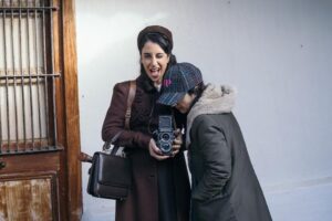 Maite Alberdi Instagram - Hoy se estrena en Netflix “El lugar de la otra”, una película que me invitó a reflexionar sobre nuestros cuartos propios, y lo relativa que puede ser la libertad.

Todo partió desde la fascinación que me provocó leer “Las homicidas” de @aliatrabuccozeran ❤️

Hoy es un dia para agradecer a nuestras redes de apoyo que nos permitieron, como madres, sumergirnos en un rodaje. 
Y celebrar a un equipo y un elenco impresionante, que dio vida a una época tan lejana y tan cercana a la vez.

Gracias @fabula y @netflix por esta pelicula! 
Gracias @elisa @franlewin @marcialtagle @gabrielurzua @netflix @netflix latam @fabula @pacoramos @rociojadue @julimorenoa @caroleconte @pobrecabra @inerbortagary @rodrigo.bazaes @murielparra @filmo_estudios @miguelhormazabalsonido @jonas_cano_ @calugator @claudiacabezas.actriz @w.salgado.l @ale_wise @jcmaldonado @leocorderom @mirandaytobar @aliaspeni @javierestevezf @paxeco
