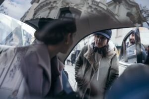 Maite Alberdi Instagram - Hoy se estrena en Netflix “El lugar de la otra”, una película que me invitó a reflexionar sobre nuestros cuartos propios, y lo relativa que puede ser la libertad.

Todo partió desde la fascinación que me provocó leer “Las homicidas” de @aliatrabuccozeran ❤️

Hoy es un dia para agradecer a nuestras redes de apoyo que nos permitieron, como madres, sumergirnos en un rodaje. 
Y celebrar a un equipo y un elenco impresionante, que dio vida a una época tan lejana y tan cercana a la vez.

Gracias @fabula y @netflix por esta pelicula! 
Gracias @elisa @franlewin @marcialtagle @gabrielurzua @netflix @netflix latam @fabula @pacoramos @rociojadue @julimorenoa @caroleconte @pobrecabra @inerbortagary @rodrigo.bazaes @murielparra @filmo_estudios @miguelhormazabalsonido @jonas_cano_ @calugator @claudiacabezas.actriz @w.salgado.l @ale_wise @jcmaldonado @leocorderom @mirandaytobar @aliaspeni @javierestevezf @paxeco