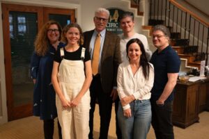 Maite Alberdi Instagram - Llegó a Netflix! 🕵️‍♂️🌎 Ya pueden ver todos los capítulos de “Un hombre infiltrado”, la nueva serie basada en nuestro documental El Agente Topo. Michael Schur, el creador de “The Good Place”, hizo una version que nos fascina, y nos llena de orgullo. 

La revista Variety dice: “Con ocho episodios de 30 minutos, “A Man on the Inside” es la televisión perfecta. Con sus trajes planchados, pañuelos de bolsillo y constantes tonterías sobre la arquitectura del Área de la Bahía de San Francisco, Danson es totalmente entrañable como Charles.”