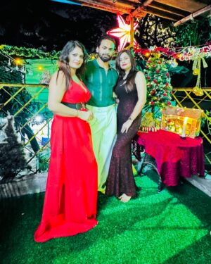 Malvika Tomar Instagram - Christmas vibes 🌲🎄🎅
.
.
.
.
.
#marrychristmas #christmas #sentalook #boldandbeautiful #redvelvet #christmasdecor #christmastime #christmasdecorations #naturalbeauties #instalike #likes4likes