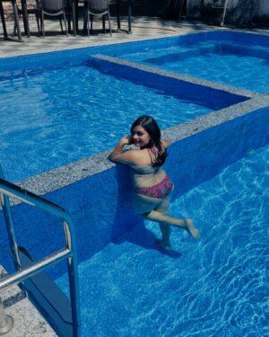 Malvika Tomar Instagram - Don’t be a queen waiting for a king , be a queen busy with her kingdom until her king arrives. 🥰😍.
.
.
.
#malvika #tomar #scene #swimming #pose #look #beauty #sunnyday #bluewater #skyblue #shoot #fun #greatness #biknibeauty #biknishoot