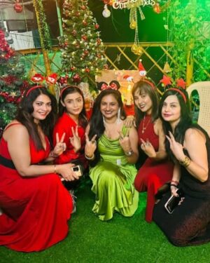 Malvika Tomar Instagram - Christmas vibes 🌲🎄🎅
.
.
.
.
.
#marrychristmas #christmas #sentalook #boldandbeautiful #redvelvet #christmasdecor #christmastime #christmasdecorations #naturalbeauties #instalike #likes4likes
