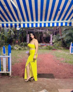 Malvika Tomar Instagram - Keep ur face always towards the sunshine, and shadows will fall  behind you 😊 good morning 😍.
.
.
.
.
.
#goodmorning #newpost #naturephotography #yellowdress #limelight #dressup #lookdodia #westernstyle #portraitphotography #style #goodmemes #goodvibes #haveaniceday #instalike #instamood #exploremore