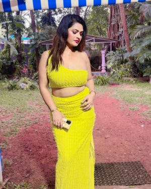 Malvika Tomar Instagram - Keep ur face always towards the sunshine, and shadows will fall  behind you 😊 good morning 😍.
.
.
.
.
.
#goodmorning #newpost #naturephotography #yellowdress #limelight #dressup #lookdodia #westernstyle #portraitphotography #style #goodmemes #goodvibes #haveaniceday #instalike #instamood #exploremore