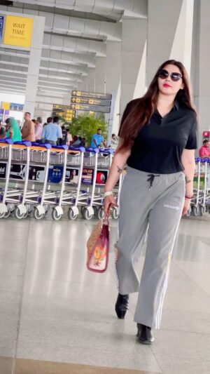 Mamta Rai Instagram - लोग क्या कहते हैं ,उनपे ध्यान देने के लिए तुम नहीं बनाये गए हो --
 और ना ही तुम उन्हें मजा देने के लिए आये हो --
तुम शांत रहकर अपना वो काम करो जिसके लिए तुम चुने गए हो --
 और लोग कुछ न कुछ कहते रहेंगे --
इसीलिए लोग बनाये जाते हैं -MamtaRai thoughts जय काशी 🙏🚩