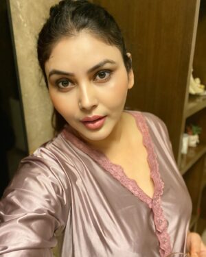 Mamta Rai Instagram - बड़े मुश्किल से संभाला है --
 अब हमने अपने आपको --
जरा लोगो को कह दो की हर रोज --
 मेरे दिल पे पत्थर ना मारा करे --MamtaRai ❤️thoughts