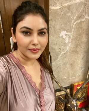 Mamta Rai Instagram - बड़े मुश्किल से संभाला है --
 अब हमने अपने आपको --
जरा लोगो को कह दो की हर रोज --
 मेरे दिल पे पत्थर ना मारा करे --MamtaRai ❤️thoughts